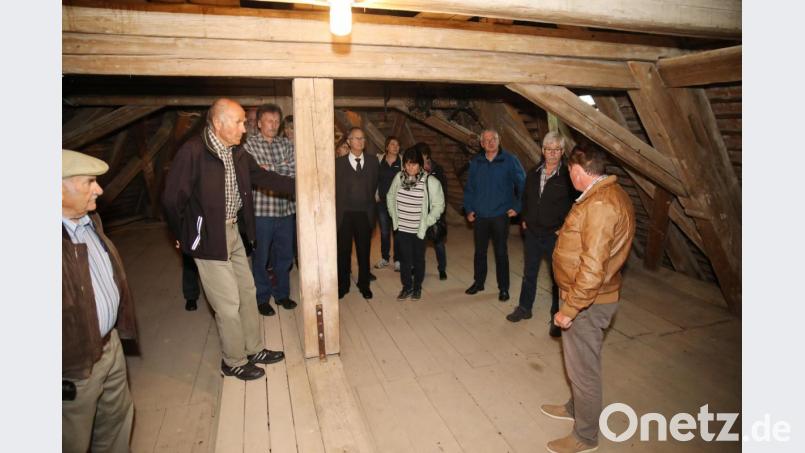 Zimmermeister Georg Schraml (rechts) erklärte bei den einzelnen Führungen die Konstruktion des aufwendigen Gebälks des Dachstuhls der Pfarrkirche. Bild: JOCHEN NEUMANN 
ERBENDORF
