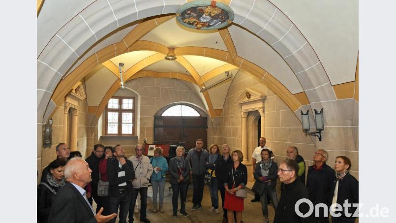 Einst kurfürstliche Regierungskanzlei, heute Landgericht: Wolfgang Schmalzbauer (vorne, links) führte am Sonntag durch ein Gebäude, das auch nach der Generalsanierung (2005 bis 2015) zu seiner Historie steht. 
 
Landgericht Bild: Petra Hartl