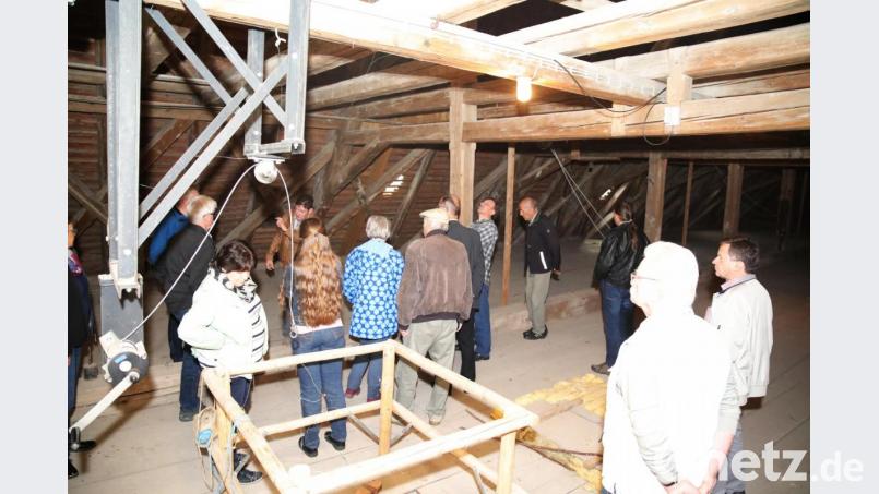Zimmermeister Georg Schraml erklärte bei den einzelnen Führungen die Konstruktion des aufwendigen Gebälks des Dachstuhls der Pfarrkirche. Bild: JOCHEN NEUMANN 
ERBENDORF