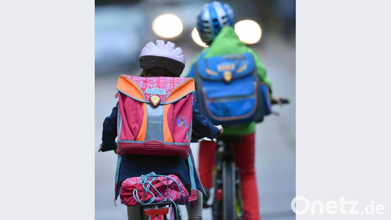 Im vergangenen Jahr verunglückten besonders viele Kinder mit dem Rad auf dem Schulweg. Bild: Ralf Hirschberger/dpa-Zentralbild