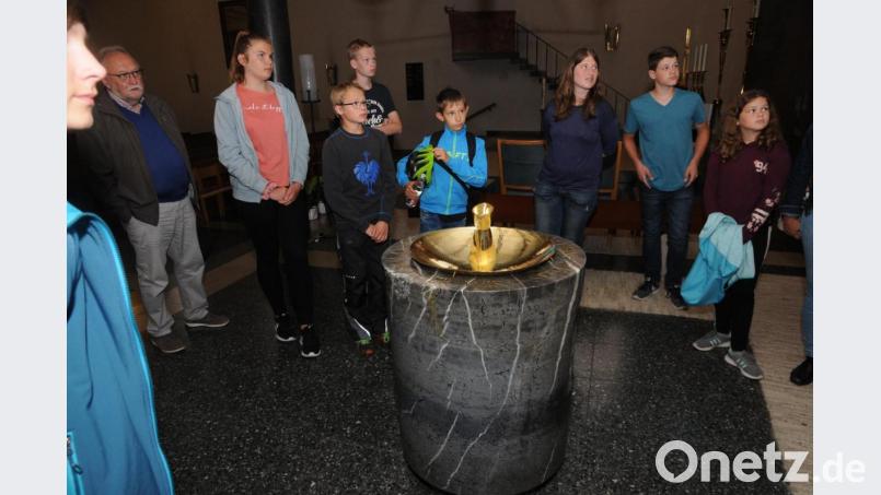 De Taufstein birgt ein Geheimnis: In die Inschrift hat sich nämlich damals ein Fehler eingeschlichen. Bild: ge