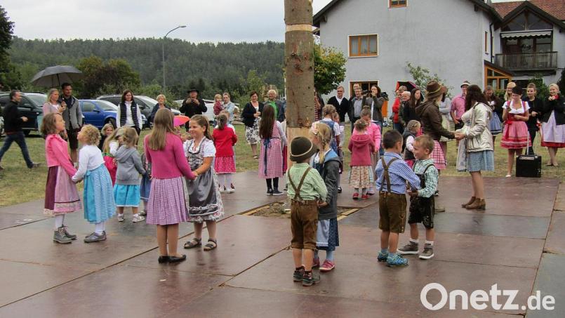 Auch der Nachwuchs tanzte um den Kirwabaum. Bild: sck