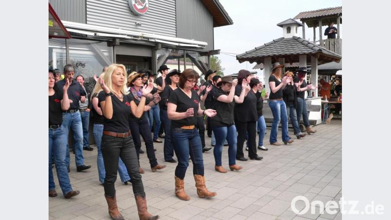 Auch bei der 35-Jahr-Feier des Motorradclubs &quot;The Pilots&quot; ließen die Line Dancers im Mai 2015 ihre Stiefel fliegen. Bild: rn