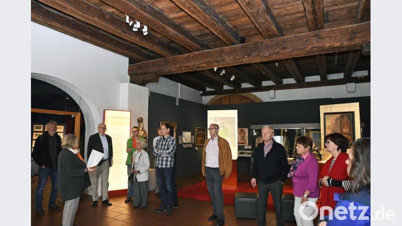 Die Original-Holzdecke wurde bei der Sanierung des Baustadels in den 80er Jahren nicht angetastet. „Hier drin herrscht ein wunderbares Klima“, machte Stadtmuseums-Leiterin Judith von Rauchbauer deutlich, welchen Vorteil man noch heute davon hat. Bild: Petra Hartl