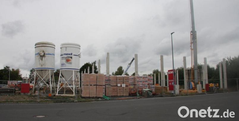 Der Rewe-Neubau schreitet voran. Im kommenden Jahr kann dort eingekauft werden. Bild: wro
