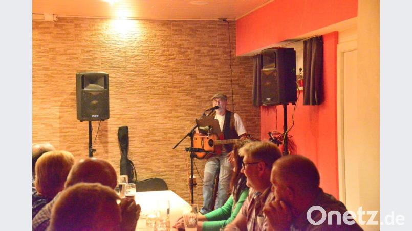 Die Zuhörer genießen den Auftritt von Carlo Haggard. Bild: bey