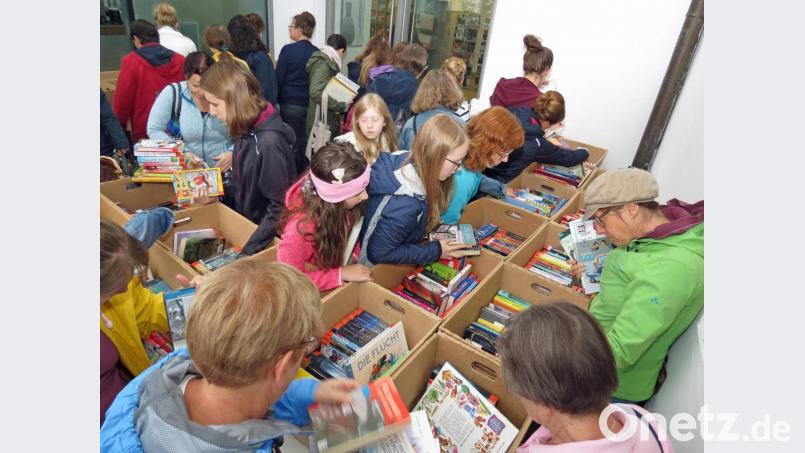 Regen Zuspruch fand der große Bücherflohmarkt in der Regionalbibliothek. Der Erlös fließt in Neuanschaffungen. Bild: Dobmeier