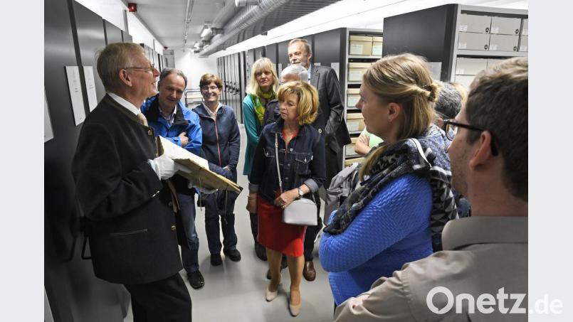 Modernste Archivräume beherbergen die ältesten Schriftstücke zur Geschichte der Stadt Amberg. Stadtarchivar Dr. Johannes Laschinger (links) zieht weiße Handschuhe an, wenn er diese Dokumente anfasst. Bild: Petra Hartl