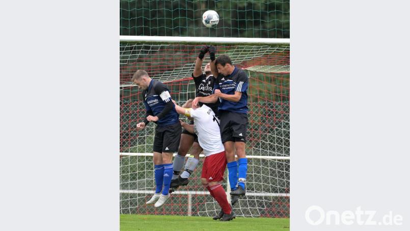 Sorghofs Keeper Devante Choice (hinten) rettet hier in höchster Not per Faustabwehr. Bild: ref