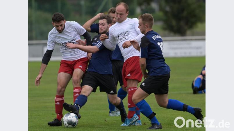 Vierkampf um den Ball (von links): Maximilian Ritter (Sorghof), Daniel Seidl (Paulsdorf), Kubilay Kuscuoglu (Sorghof) und Sebastian Wittl (Paulsdorf). Bild: frü