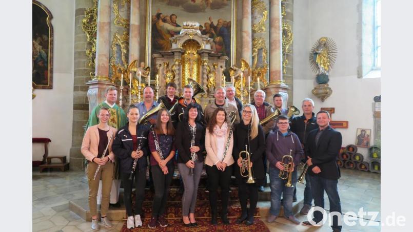Nach dem Gottesdienst bedankte sich Pfarrer Thomas Kraus bei den Musikanten der Kemnather Stadtkapelle und ihrem Dirigenten Renè Pascal Bauer (rechts). Bild: jzk