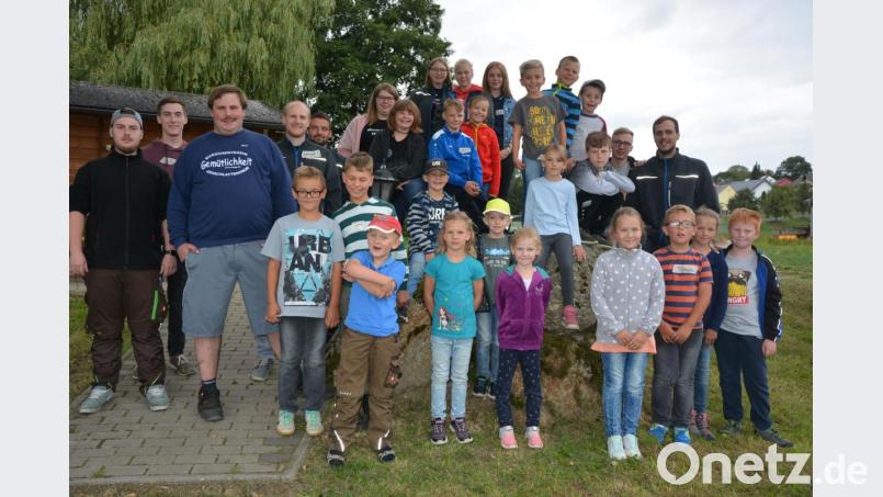 20 Kinder begaben sich mit dem Burschenverein „Gemütlichkeit“ Groschlattengrün auf eine Foto-Schnitzeljagd. Geleitet wurde die Aktion vom Burschen-Vorsitzender Stefan Böx (Vierter von links) und seinem Helfer-Team. Bild: jr