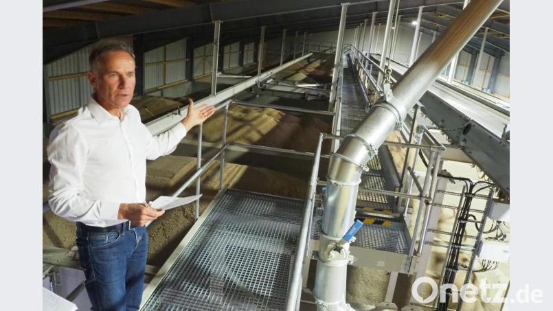 In riesigen Boxen lagert das Getreide, das die Landwirte nach der Ernte in Wernberg angeliefert haben. Joachim Rauschert, Leiter des Baywa-Vertriebsgebiet Ostbayern-Nord informiert, wie es ohne Staubbelastung hier landen kann. Bild: bl