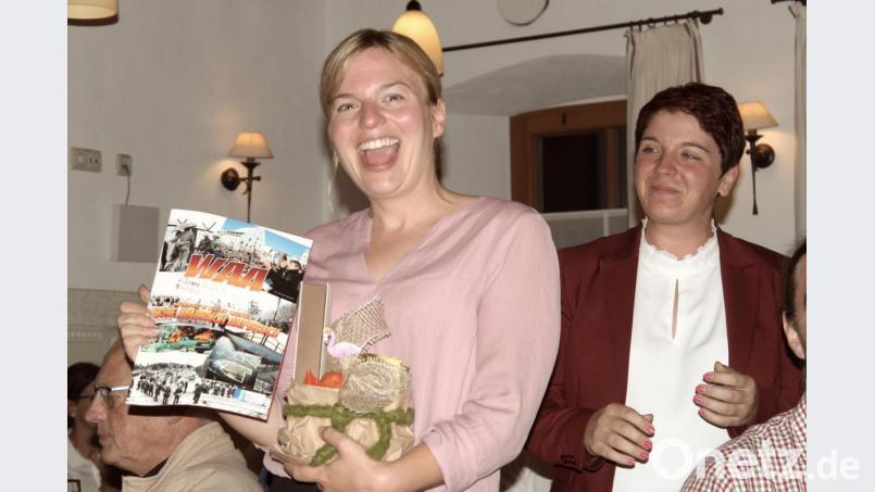 Am Schluss erhielt Katharina Schulze von Anna Toman ein Comic über den Film &quot;Wackersdorf&quot; überreicht – mit &quot;a bisserl was Süßem&quot;. Bild: Susanne Forster