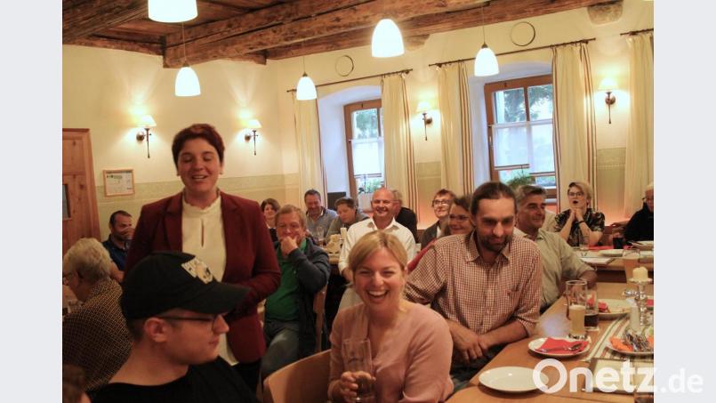 Anna Toman und Katharina Schulze freuten sich über die voll besetzte &quot;Rußkuchl&quot; im Gasthof zur Post. Bild: Susanne Forster