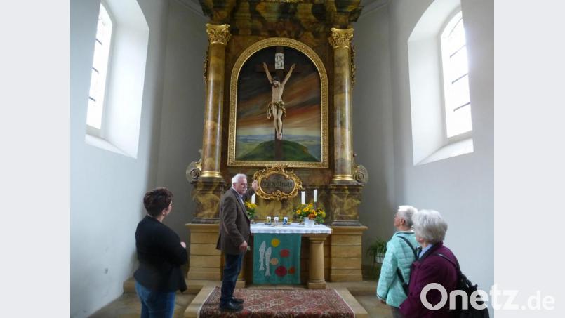 Heinrich Müller erklärt am Tag des offenen Denkmals Wissenswertes über die Kirche in Thansüß. Bild: bk