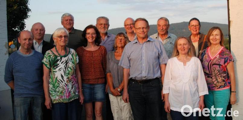 Lockere Runde mit Lehrerin Jitka Walterová (Fünfte von links). In der Sommerpause trafen sich die Fortgeschrittenen zu einer „Lerneinheit“ im Landgasthof in Lind. Bild: Portner