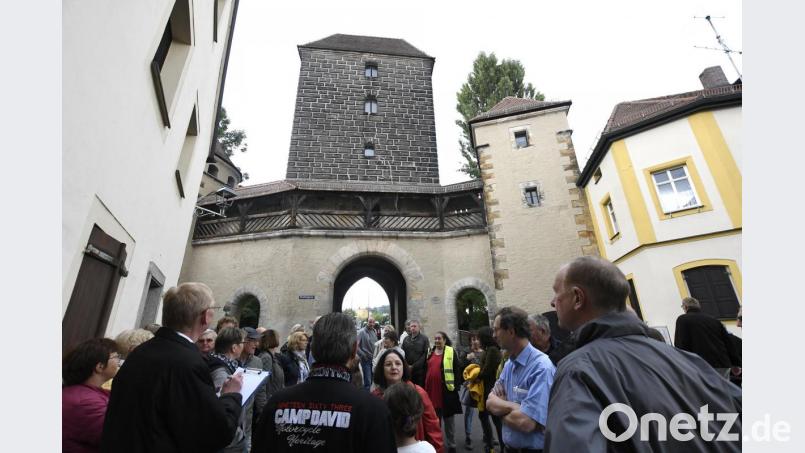 Für das Innenleben des Ziegeltors interessierte sich eine große Schar von Besuchern. Bild: Petra Hartl