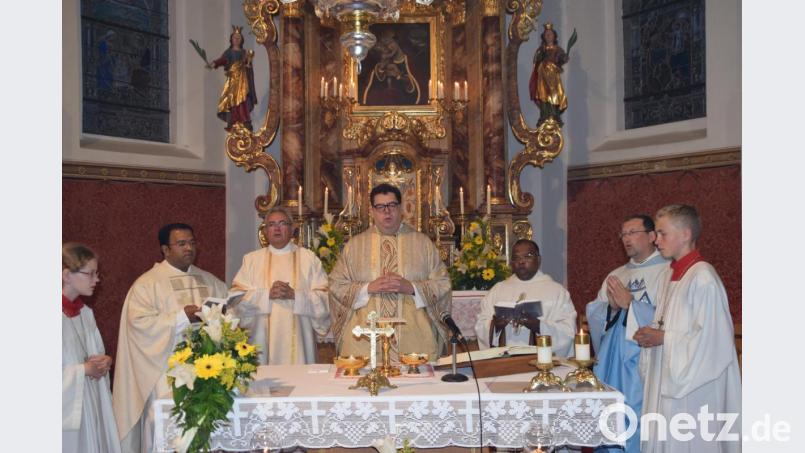 Den Dekanatsgottesdient feierten (von links) Pater Robin (Vilseck), Diakon Dieter Gerstacker, Dekan Walter Hellauer (Sulzbach-Rosenberg), Pfarrer Moses Gudapati (Wutschdorf) und Pfarrvikar Christian Preitschaft. Bild: swo