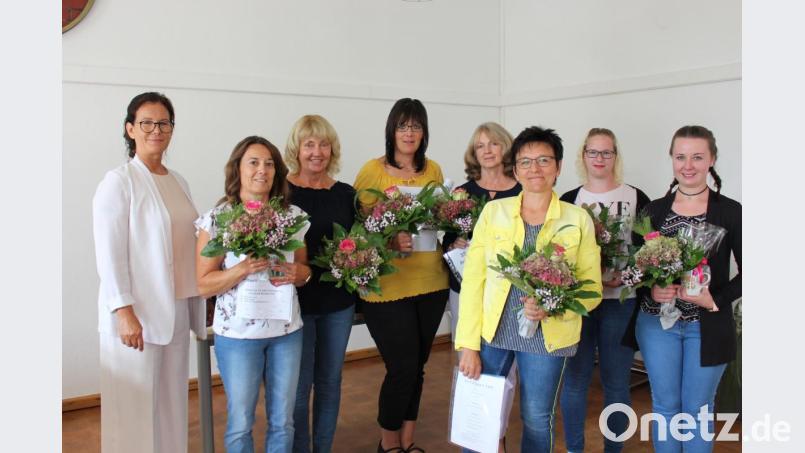 Bürgermeisterin Friederike Sonnemann (links) beglückwünschte die Geehrten und die Neuzugänge. Bild: Marina Richtmann/fph