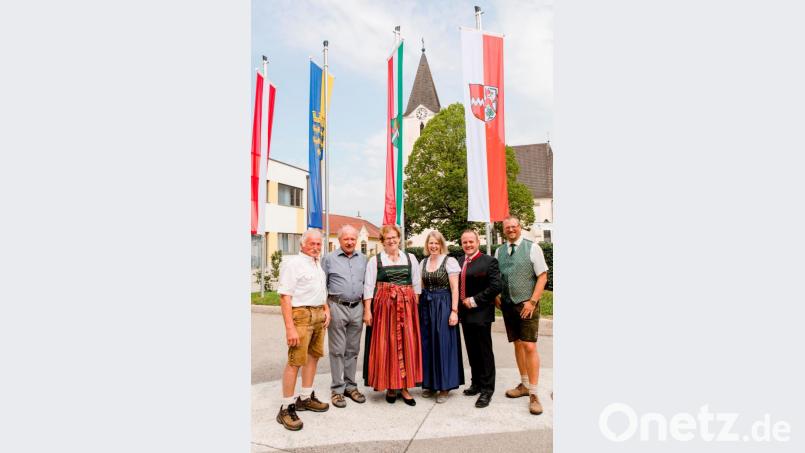 Das Winklarner Wappen (rechte Fahne) ziert nun den Kirchplatz in Winklarn/NÖ. 45 Jahre Gemeindepartnerschaft bekräftigten Hans Pregler, Ehrenbürger Hans Bock, stellvertretende Bürgermeisterin Maria Baumer und die österreichischen Freunde Bürgermeisterin Sabine Dorner, Vizebürgermeister Peter Ebner und Gemeinderat Stephan Sitz (von li). Bild: bej
