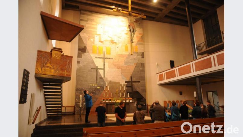 Zahlreiche Details enthüllte Pfarrer Roland Kurz bei seiner interessanten Führung durch die Christuskirche. Bild: ge