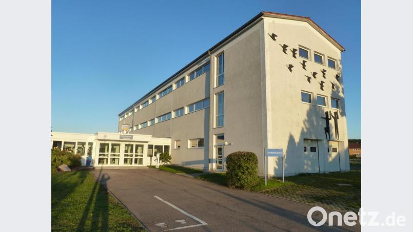 Die Grundschule in Diendorf beherbergt im Schuljahr 2019/20 rund 170 Schüler. Für den Fachunterricht wurden hinter dem Gebäude zwei Container aufgestellt. Bild: Portner
