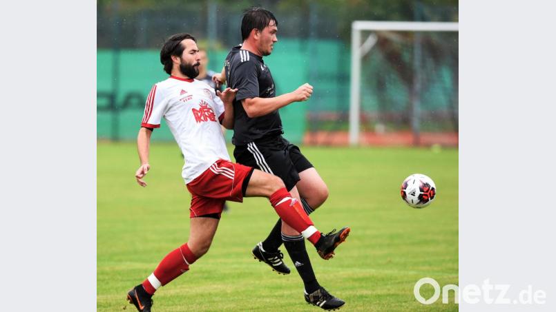 Lukas Wolf (rechts) von der SG Gleiritsch/Trausnitz ist vor dem Tännesberger Johannes Stahl am Ball. Am Ende gab es aber keinen Sieger. Beide Teams trennten sich mit einem 2:2. Bild: Büttner, Gerhard