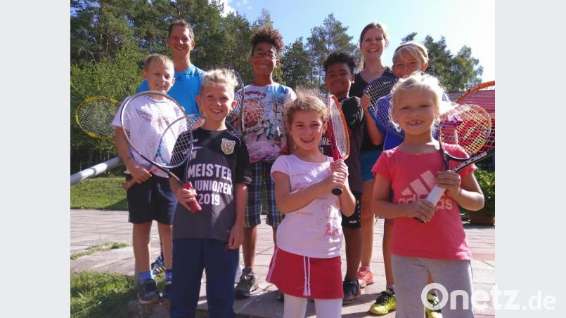 Strahlende Gesichter: Das Schnuppertennis im Ferienprogramm scheint ihnen gefallen zu haben. Bild: mma