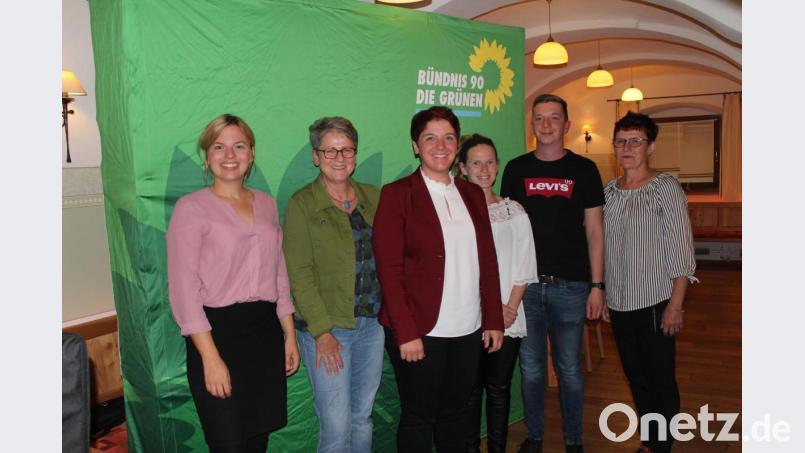 Sie freuten sich über die Gründung des neuen Grünen-Ortsverbandes Bärnau: (von links) Landtagsabgeordnete und Fraktionssprecherin Katharina Schulze, Kreisverbandsvorsitzende Heidrun Schelzke-Deubzer, Ortsvereinsvorsitzende und Landtagsabgeordnete Anna Toman, Zweite Ortsverbandsvorsitzende Michaela Gehret, Kreisverbandsvorsitzender Fabian Neuser und Ortsverbands-Schriftführerin Cornelia Schwamberger. Bild: Susanne Forster
