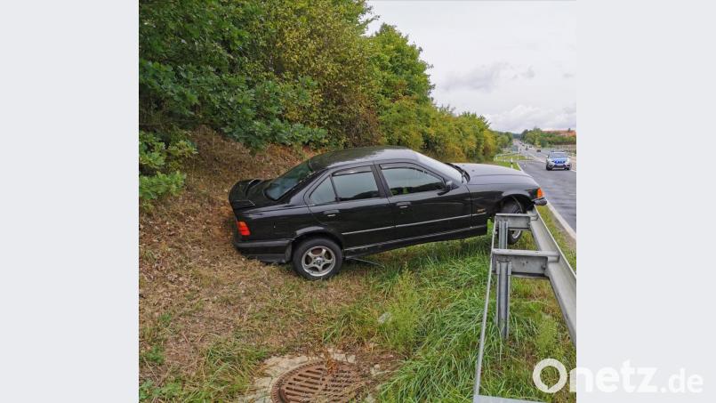 Das Auto landete auf der Leitplanke neben der B 299. Bild: piam