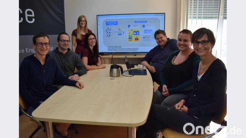 Projektbesprechung bei BioVariance: Geschäftsführer Josef Scheiber (Dritter von rechts) und Projektmanagerin Helen Rießbeck (links, stehend) tauschen sich mit Softwareentwicklern, Datenanalysten und Biologen zum EU-Projekt „Revert“ aus. Bild: szl