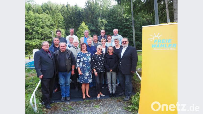 Die Freien Wähler haben ihre Kandidaten für die Stadtratswahl 2020 gekürt. Wahlleiterin und Kreisvorsitzende Gabriela Bäumler (vorne, Dritte von links) gratuliert. Gerhard Steiner (rechts) freut sich, kompetente Kandidaten zu präsentieren. Bild: adj