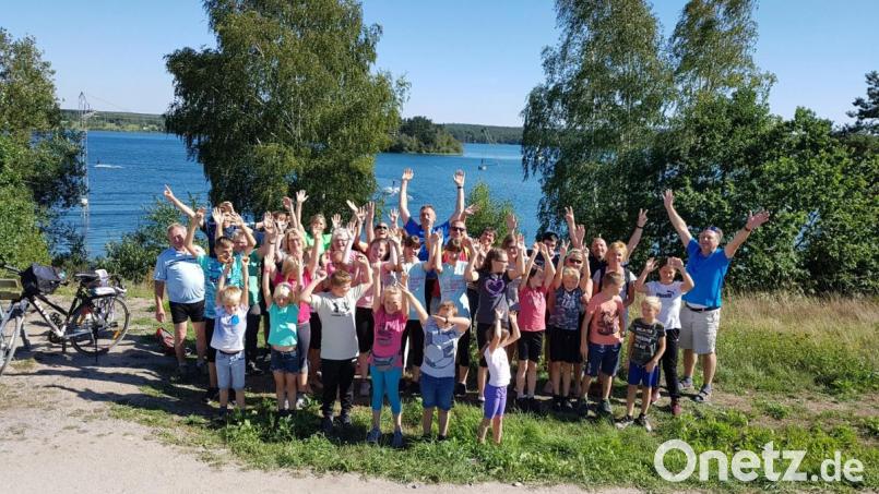 Die Kinder und ihre Begleiter machen eine Pause am Ufer. Bild: exb