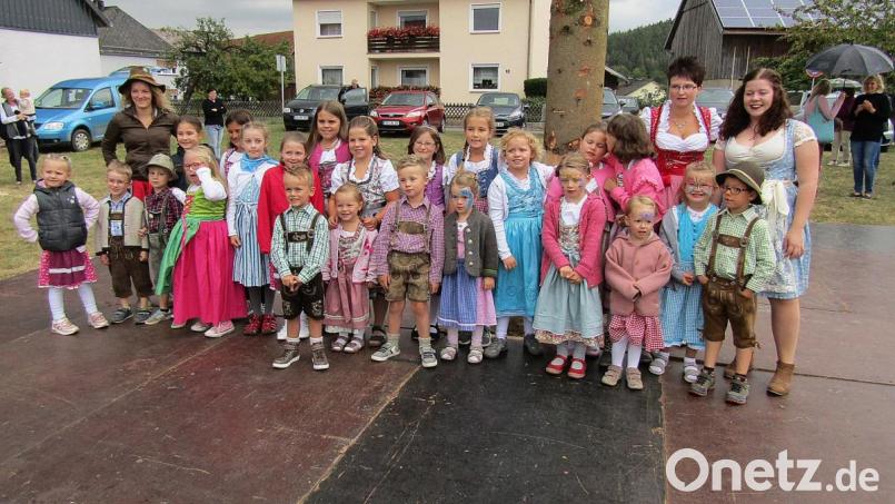 Gruppenfoto der Kindertanzgruppe bei der Wellucker Kirwa. Bild: sck