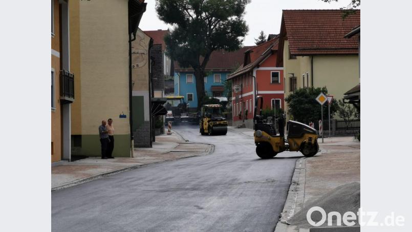 Teermaschine und Walzen sind am Tillyplatz im Einsatz. Dort wird die Asphaltschicht aufgebracht. Bild: gz