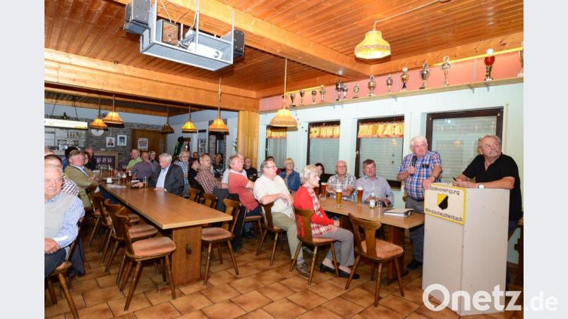 Horst Welsch und Manfred Riebl (von links) erläutern den Zuhörern die Geschehnisse um den Erhalt und die Wiederherstellung des Johannessteiges. Bild: bey