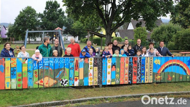 Der neue Zaun am Hans-Müller-Spielplatz ist eine Augenweide. Über die Fertigstellung freuten sich alle. Auf dem Bild die kleinen und großen Gäste sowie (von rechts) Bürgermeister Hans Donko, SPD-Ortsvorsitzende Brigitte Scharf und Jugendbeauftragter Martin Kastner. Bild: njn