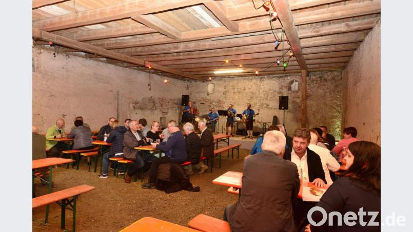 Die Besucherzahlen hielten sich beim Aufakt des 34. Unterwildenauer Schlossfestes mit den "Wülnauer Musikanten" in der Scheune des Schlosses in Grenzen. Bild: bey