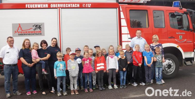 20 Kinder kamen dem Aufruf nach und informierten sich über die Aufgaben der Feuerwehr. Sie wurden von Vorsitzenden Johann Roßmann (links) und Kommandant Ferdinand Roßmann (rechts) sowie den drei Leiterinnen der Kindergruppe, Sandra Grundler, Petra Hösl und Jessica Ostermeier (von links), begrüßt. Bild: weu