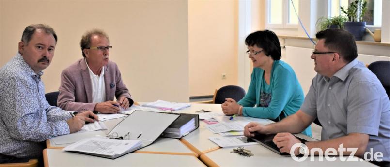 Digitales Klassenzimmer ist ein großes Thema bei der öffentlichen Sitzung des Schulverbandes Pressath. Informationen dazu liefern Vorsitzender Werner Walberer (Zweiter von links) sowie Rektorin Ulrike Neiser und Konrektor Holger Popp. Bild: rgr