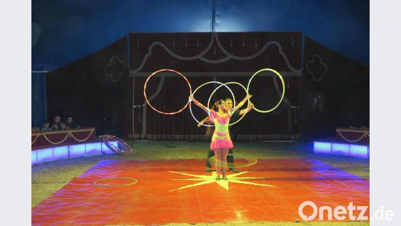 Die junge Artistin Charmain jonglierte mit leuchtenden Hula-Hoop-Reifen. Bild: jzk