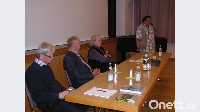 Geballtes Wissen über Wackersdorf: (von links) Wolfgang Nowak, Altlandrat Hans Schuierer, Heinrich Mayer und Moderator Manfred Hartung. Bild: ld
