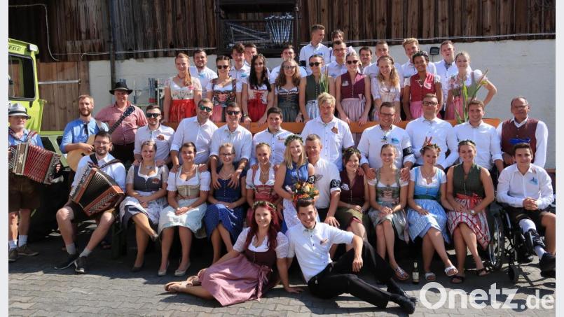 Die Mimbach-Mausdorfer Kirwapaare in ihrer feschen Tracht nach dem Austanzen. Bild: exb