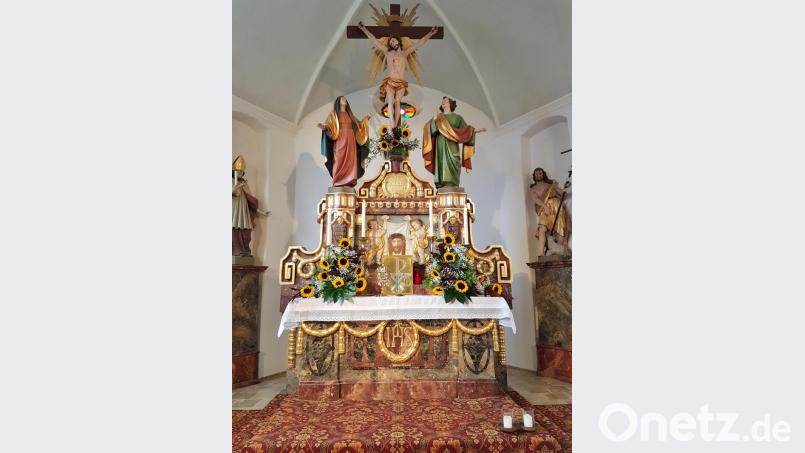 Die Bergkirche und der Kreuzaltar erstrahlen dank eifriger Hände in festlichem Schmuck und laden während der Festwoche zu Gebet und Andacht ein. Bild: rha