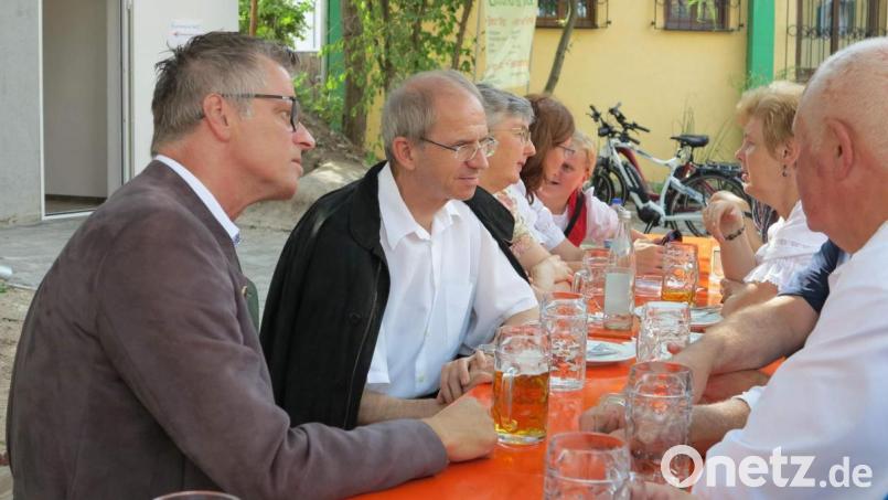 Der Kirwasonntag fällt mit dem Amtsantritt des neuen Pfarrers Johann Hofmann (Zweiter von links) zusammen. Bei seinen Schäflein sammelt er Pluspunkte mit der Ankündigung kurzer Predigten und dadurch, dass er sich volksnah in den Festzug einreiht und sich beim Weißwurst-Frühschoppen zu den Gästen gesellt. Mit auf dem Bild: Bürgermeister Hermann Falk (links), Pfarrhaushälterin Marianne Vogl (Dritte von links), Altbürgermeister Hans Drexler (rechts) und Pfarrsekretärin Veronika Forster (Zweite von rechts). Bild: u