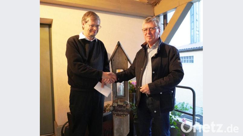 Der Ottenriether Alois Weig (rechts) überreicht am Pfarrhof in Waldthurn an Pfarrer Norbert Götz eine Spende von 2000 Euro Bild: fvo
