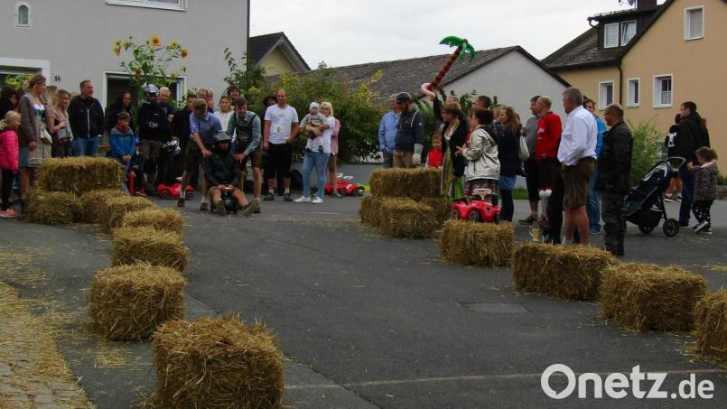 Am Start wurde eifrig angeschoben, das Startsignal wurde mit der Palme gegeben. Bild: sck