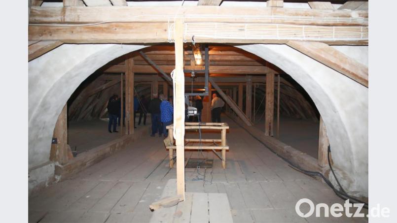 Blick durch die Giebelwand vom Dachboden des Altarraums ins Kirchenschiff. Bild: JOCHEN NEUMANN 
ERBENDORF