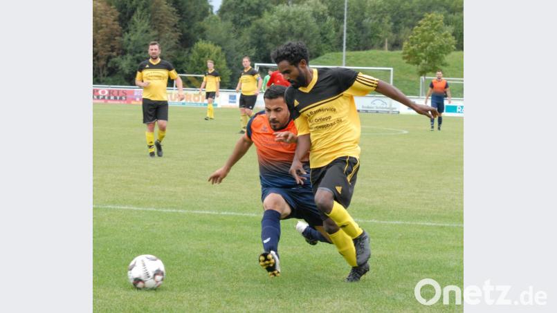 Der souveräne Kreisklassen-Spitzenreiter FC Tirschenreuth II gewann am Sonntag das Stadtderby gegen den FSV mit 2:0. Den Führungstreffer erzielte Samuel Gebru Fantaye (links), hier im Zweikampf mit Azad Farik Ahmed. Bild: gb